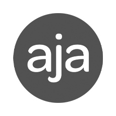 Weißer Kleinbuchstabe aja in einem grauen Kreis auf weißem Hintergrund.