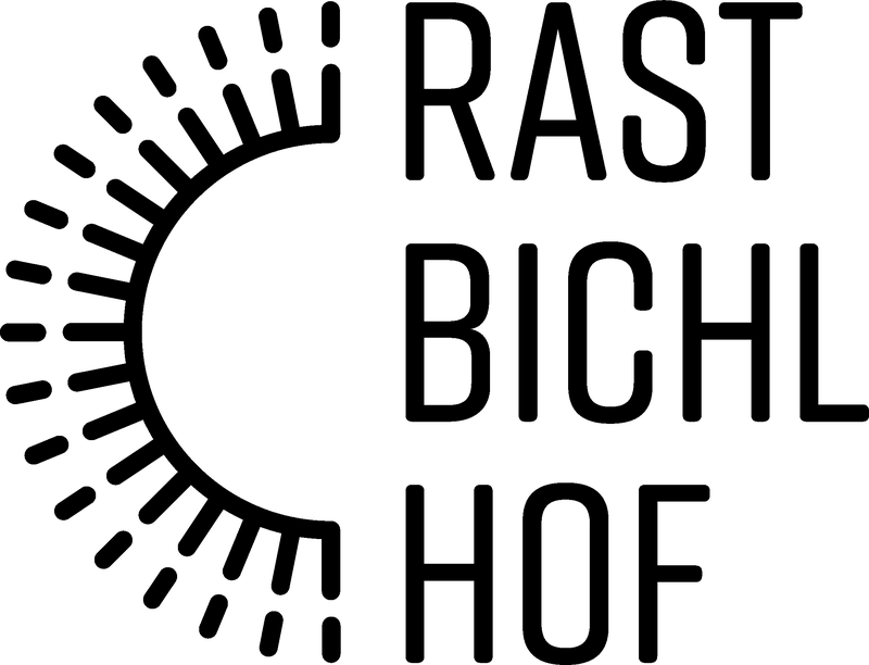 Schwarzer Schriftzug „RAST BICHL HOF“ mit halbkreisförmigen Linien auf der linken Seite, die an einen Sonnenstrahl erinnern.